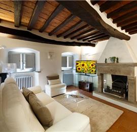 2 Bedroom Apartment in Cortona Town, Sleeps 3